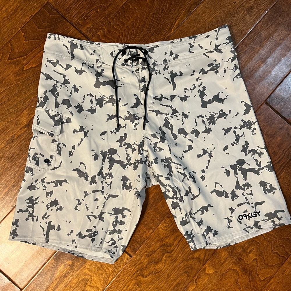 NWOT Oakley Gray and Black Swim Shorts